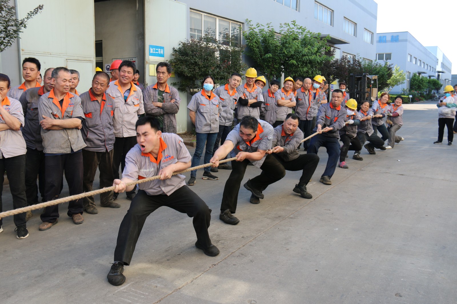 團結(jié)就是力量 協(xié)作才能共贏│職工拔河比賽